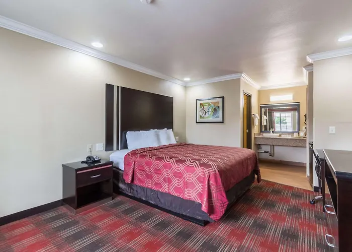 Econo Lodge Inn & Suites Escondido Downtown