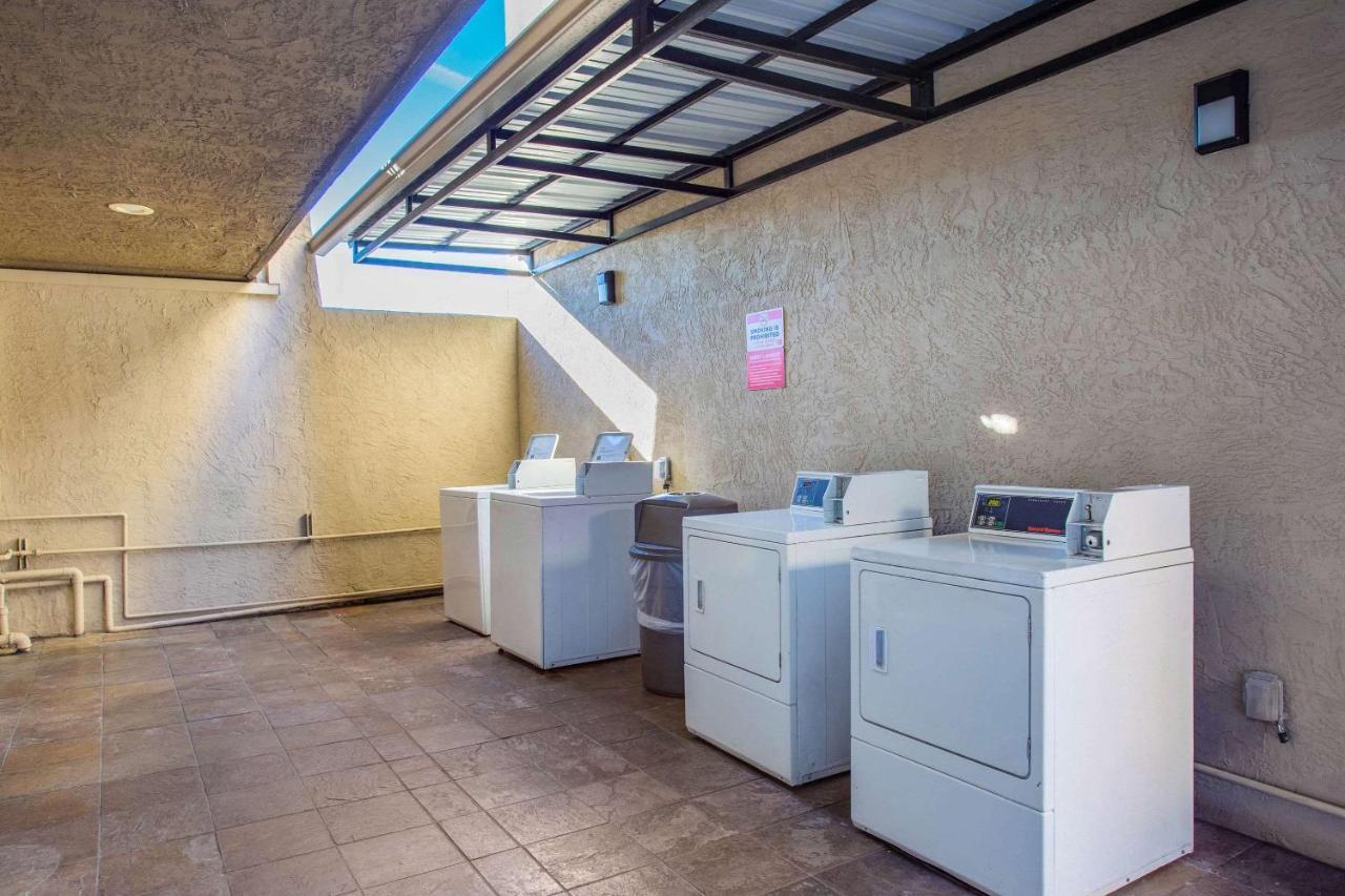 Econo & Downtown Hotel