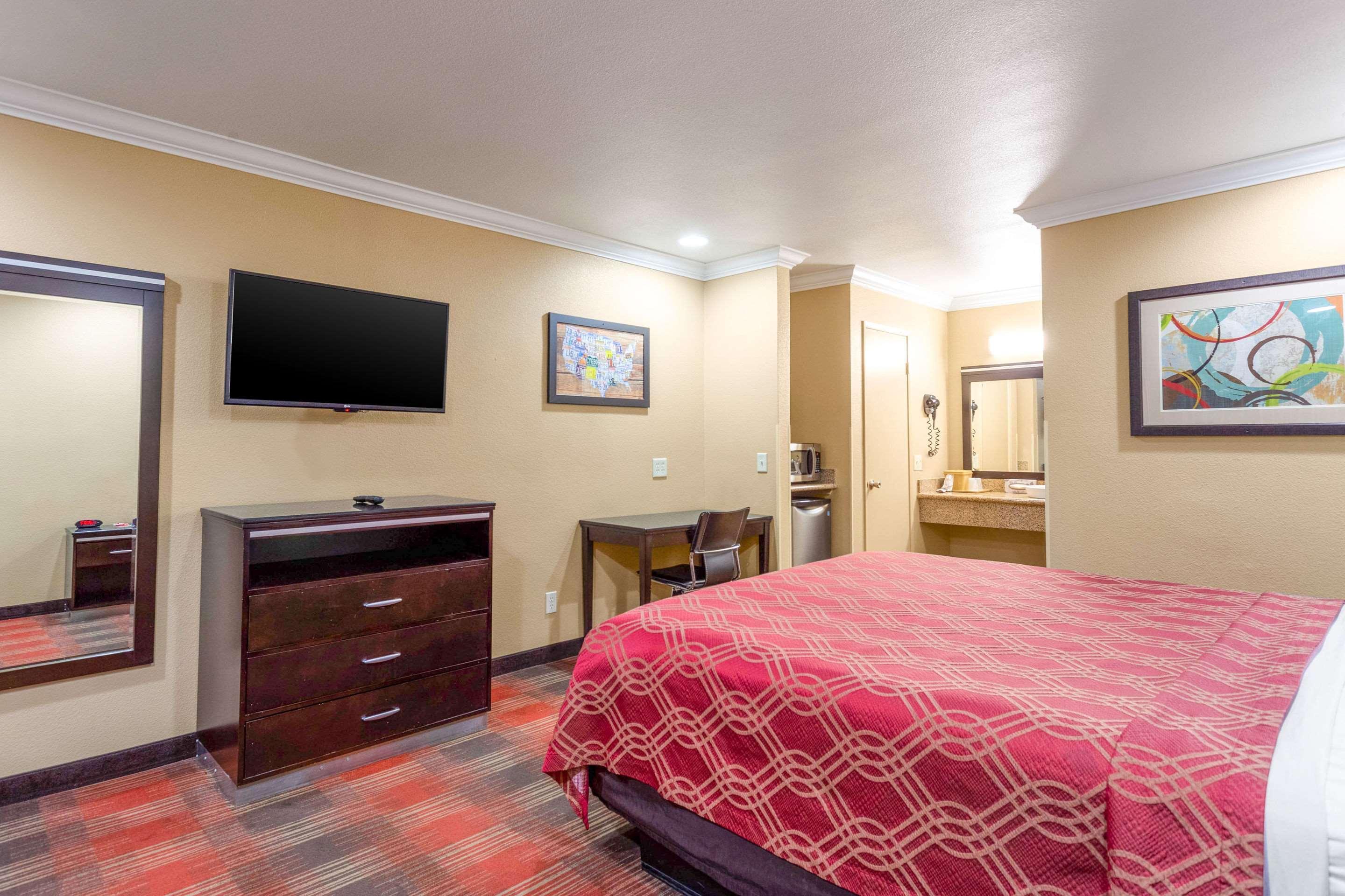 Econo & Downtown Hotel