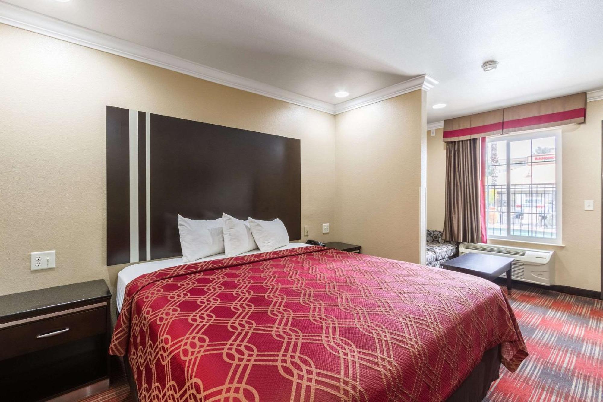 Econo & Downtown Hotel 2*